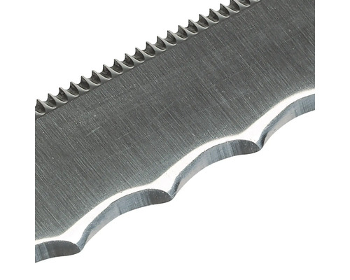 Gros plan d'une lame de scie en métal avec un bord dentelé