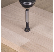 Forstnerbohrer im Einsatz in einem Holzstück