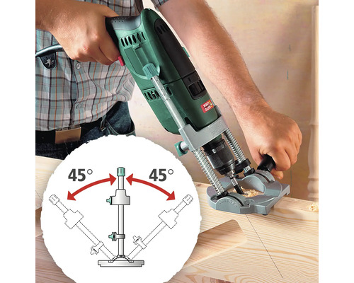 Bohrgerät beim Bohren in ein Holzbrett mit einer Bohrschablone für präzise Bohrwinkel.