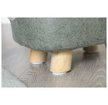 Detailansicht eines Hockers mit Holzbeinen und Bodenschützern