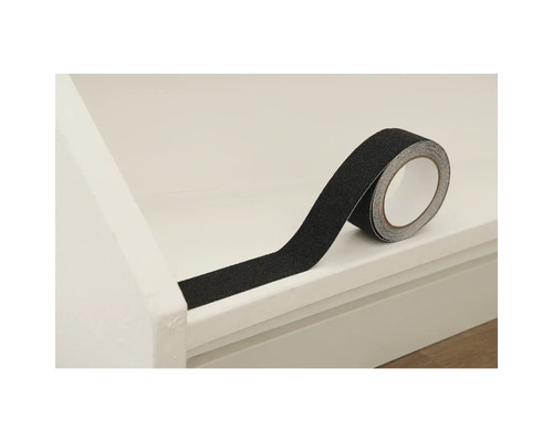 Rolle Antirutschband auf einer Treppenstufe