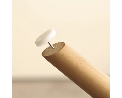 Möbelgleiter mit Nagel an einem Holzbein