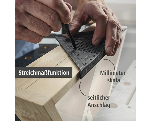 Eine Person verwendet einen Anreißwinkel, um eine Linie auf einem Holzstück zu markieren