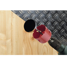 Lochsäge bohrt ein Loch in ein Holzbrett