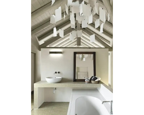 Salle de bains lumineuse avec lavabo, miroir, baignoire et éclairage décoratif