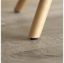 Detailansicht eines Stuhlbeins aus Holz mit Bodenschoner