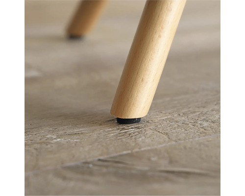 Detailansicht eines Stuhlbeins aus Holz mit Bodenschoner