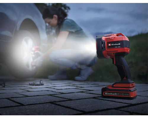 Projecteur sans fil Einhell utilisé pour changer un pneu de voiture