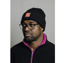 Personne portant un bonnet noir avec un logo