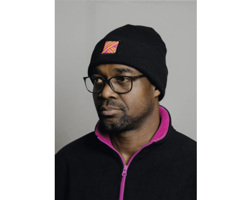 Personne portant un bonnet noir avec un logo