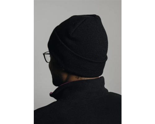 Personne avec bonnet noir et veste noire vue de dos