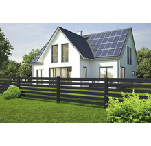 Modernes Wohnhaus mit Zaun und Solaranlage auf dem Dach.