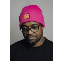 Homme avec des lunettes et un bonnet tricoté