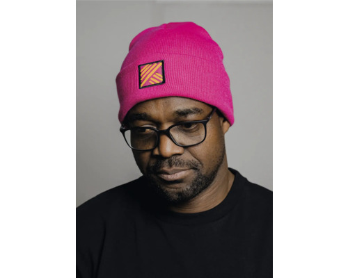 Homme avec des lunettes et un bonnet tricoté