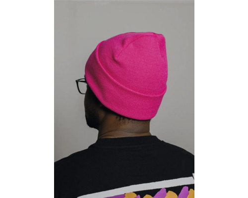 Homme avec bonnet tricoté