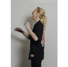 Frau mit schwarzem T-Shirt mit Hornbach-Logo