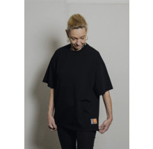 Frau trägt ein schwarzes T-Shirt mit einem DIY-Motiv