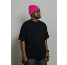 Mann mit Brille, schwarzem T-Shirt und pinkfarbener Mütze