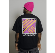 Personne portant un T-shirt noir Hornbach avec un imprimé graphique au dos.