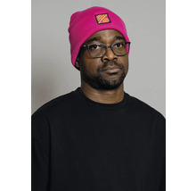 Portrait d'un homme portant un bonnet rose et un t-shirt noir