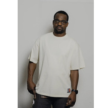 Un homme porte un t-shirt.