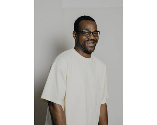 Portrait d'un homme portant des lunettes et un t-shirt