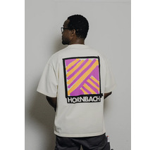 Un homme porte un t-shirt avec le logo Hornbach dans le dos