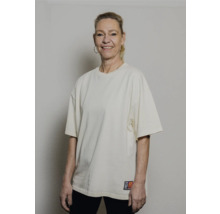 Femme portant un t-shirt ample à manches courtes