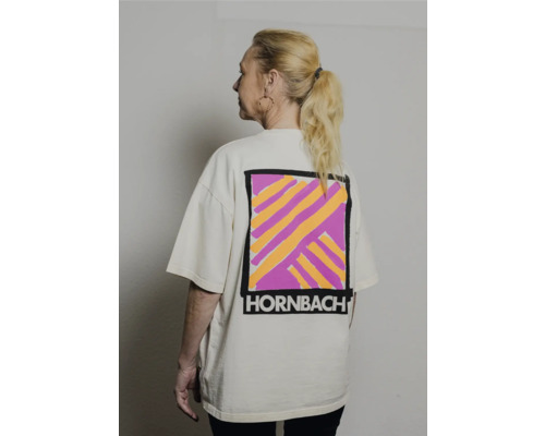 Femme portant un T-shirt avec le logo Hornbach dans le dos