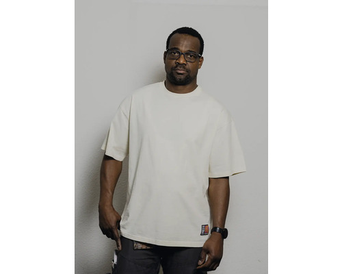 Homme portant un t-shirt pour les travaux de bricolage