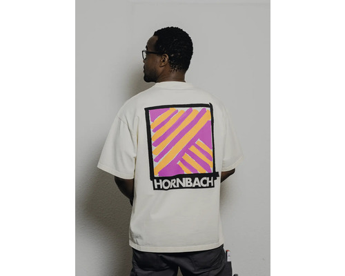 Un homme porte un t-shirt avec le logo Hornbach au dos