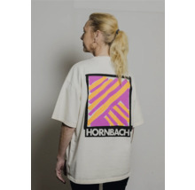 Une femme porte un T-shirt avec le logo Hornbach au dos