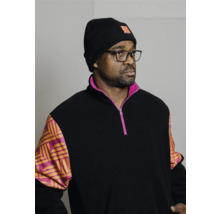 Homme avec des lunettes et un bonnet, portant un pull avec une fermeture éclair