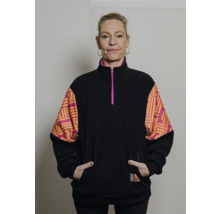 Femme portant une veste polaire noire avec des motifs géométriques sur les manches.