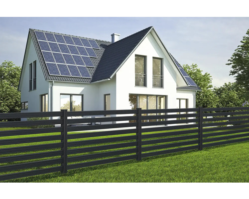 Haus mit Solaranlage und Zaun