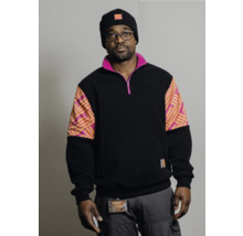 Mann mit Brille, Mütze und schwarzem Sweatshirt mit farbigen Einsätzen