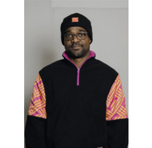 Homme avec bonnet et pull en polaire avec fermeture éclair