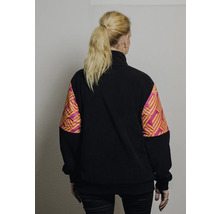 Vue arrière d'une femme portant un pull en polaire noir avec des manches à motifs