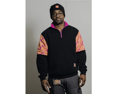 Homme portant un bonnet noir et un sweat-shirt avec fermeture éclair