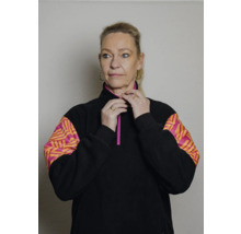 Femme portant un pull en polaire noir avec fermeture éclair et manches à motifs