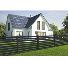 Haus mit Solaranlage und Zaun