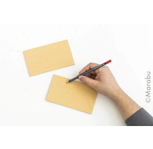 Main dessinant un motif floral sur une plaque de tampon