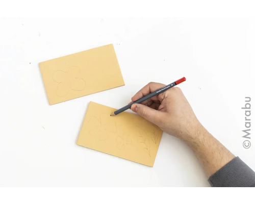 Bloc Marabu Factis Rubber Carving 15,5x9x0,7 cm Main dessinant un motif floral sur une plaque de tampon