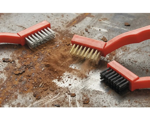 Trois brosses métalliques avec manche en plastique pour enlever la rouille