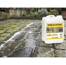 Kanister Grünbelag-Entferner im Einsatz auf Pflastersteinen