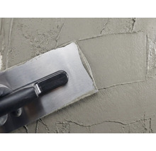 Spatule avec plâtre appliqué