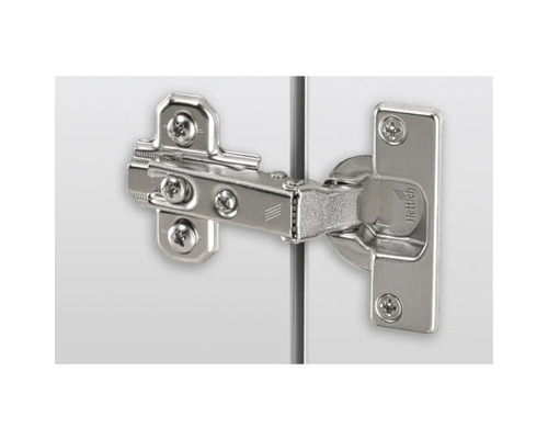 Scharnier mit Schrauben an einem Schrank befestigt