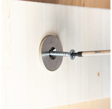 Vis avec rondelle vissée dans du bois