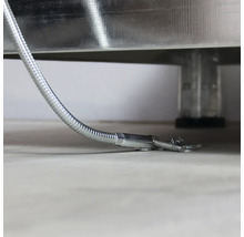 Tuyau métallique avec élément de fixation au sol