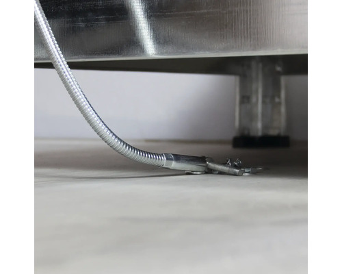 Tuyau métallique avec élément de fixation au sol